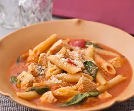 Penne com frango e rúcula 