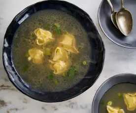 Caldo de galinha com tortellini de camarão