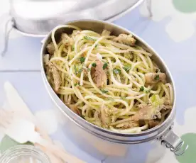 Massa com conserva de sardinha e pão ralado