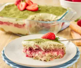 Tiramisú con té matcha y fresas