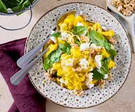 Fettuccine mit Möhren-Ingwer-Sauce, Walnüssen und Ziegenkäse