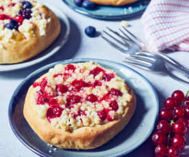 Streuseltaler mit Johannisbeer-Quark-Füllung