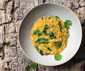 Dahl di lenticchie, spinaci e latte di cocco