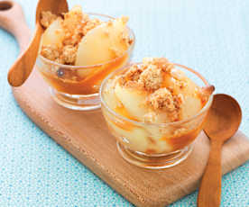 Crumble con biscotti secchi, pere e caramello