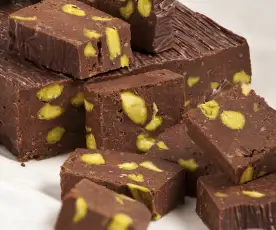 Fudge de chocolate e pistácios