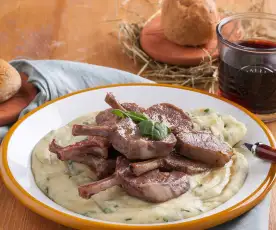 Costolette di agnello con purè di patate e spinaci