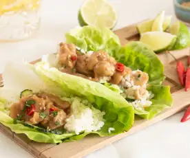 Tacos de lechuga con pollo asiático