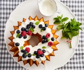 Bolo de iogurte, limão e baunilha com cobertura de iogurte