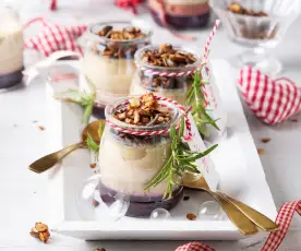 Tarritos de mousse de foie con coulis de frutos rojos y granola