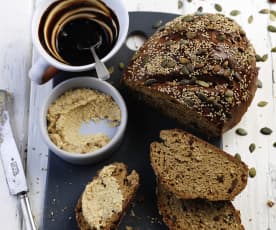 Pão rápido com manteiga de caju