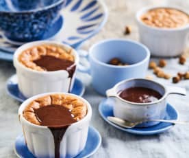 Soufflé de avelã com molho de chocolate