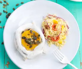 Papelote de pescada com laranja com cuscuz de tomate, pimentos e cebola roxa