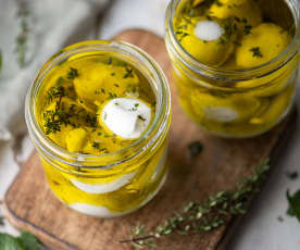Bolitas de queso de yogur y hierbas en aceite de oliva