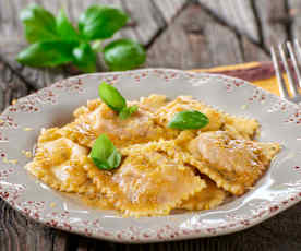 Ravioli con cuore di nduja e pesto di melanzane
