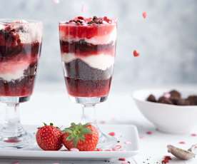 Dessert ai frutti rossi e crumble al cioccolato piccante
