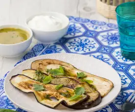 Melanzane grigliate con emulsione e salsa allo yougurt