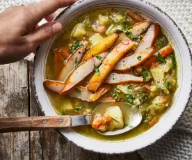 Soupe au chou, carotte, pommes de terre et haddock fumé