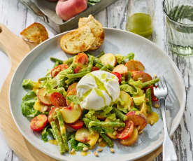 Burrata mit Pfirsich-Bohnen-Salat und Kräuteröl