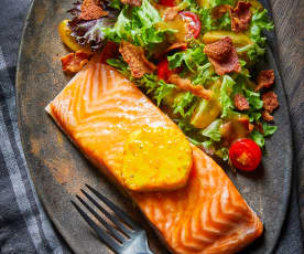 Salmón al horno con ensalda de tocino y vinagreta de balsámico 