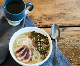 Caldo de pato com noodles e nabiças