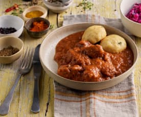 Rindergulasch mit Semmelknödeln und Rotkraut