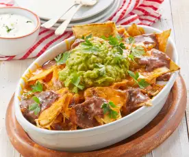 Nachos con frijoles y guacamole