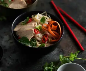 Supă de pui Pho, gătită lent