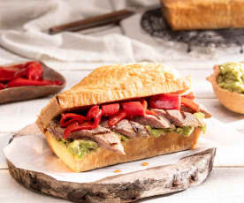 Pão de forma Keto com pesto de abacate, carne e pimentos