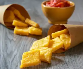 Rombi di polenta fritta con salsa dip al pomodoro