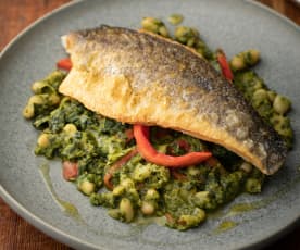 Branzino con cavolo nero, fagioli e peperoni