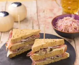 Club Sandwich al pane nero e speck con cavolo stufato