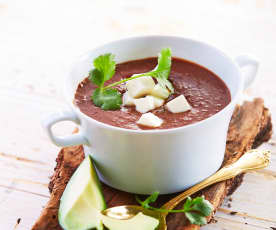 Sopa de frijol y hoja de aguacate