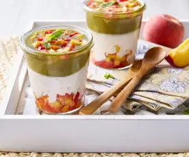 Verrine pêche, fraise et pesto de menthe