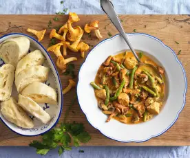 Hendlgulasch mit Pilzen und böhmischen Knödeln