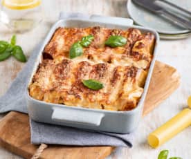 Makaron cannelloni nadziewany sosem bolońskim