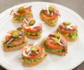 Tosta de guacamole con anchoas