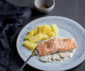 Lachs in Pilz-Sahne-Sauce mit Kartoffeln