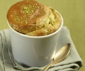 Petit soufflé à la pistache, cœur chocolat