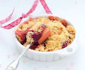Crumble mele, fragole e rabarbaro