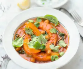 Curry rouge de courge, pois chiches et épinards