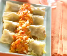 Canelones com carne picada e molho de vegetais