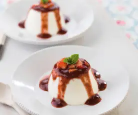 Panacota com coulis de morango