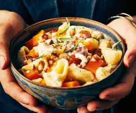 One pot pasta à la courge, lardons et noisettes