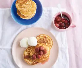 Panquecas com farinha de arroz e morangos em calda