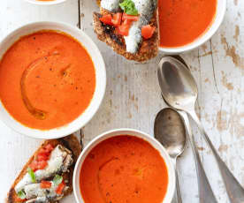 Soupe froide de poivrons et pain tomates-sardines