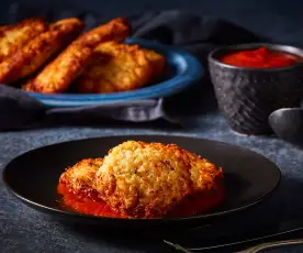 Tortitas de coliflor con pollo en salsa roja