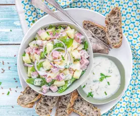 Salade de pomme de terre, pois gourmands, jambon et oignon rouge