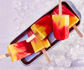 Marmorierte Erdbeer-Mango-Popsicles