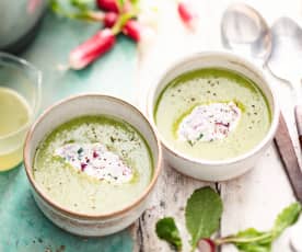 Velouté de fanes de radis, quenelle au chèvre frais