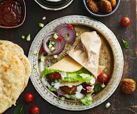 Pane arabo con falafel e salsa yogurt